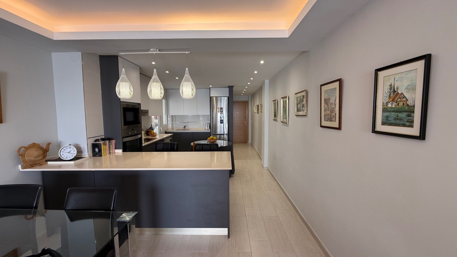 Komplett renovierte Wohnung in erster Meereslinie mit 3 Schlafzimmern.

Entdecken Sie die perfekte Mischung aus Luxus, Kom