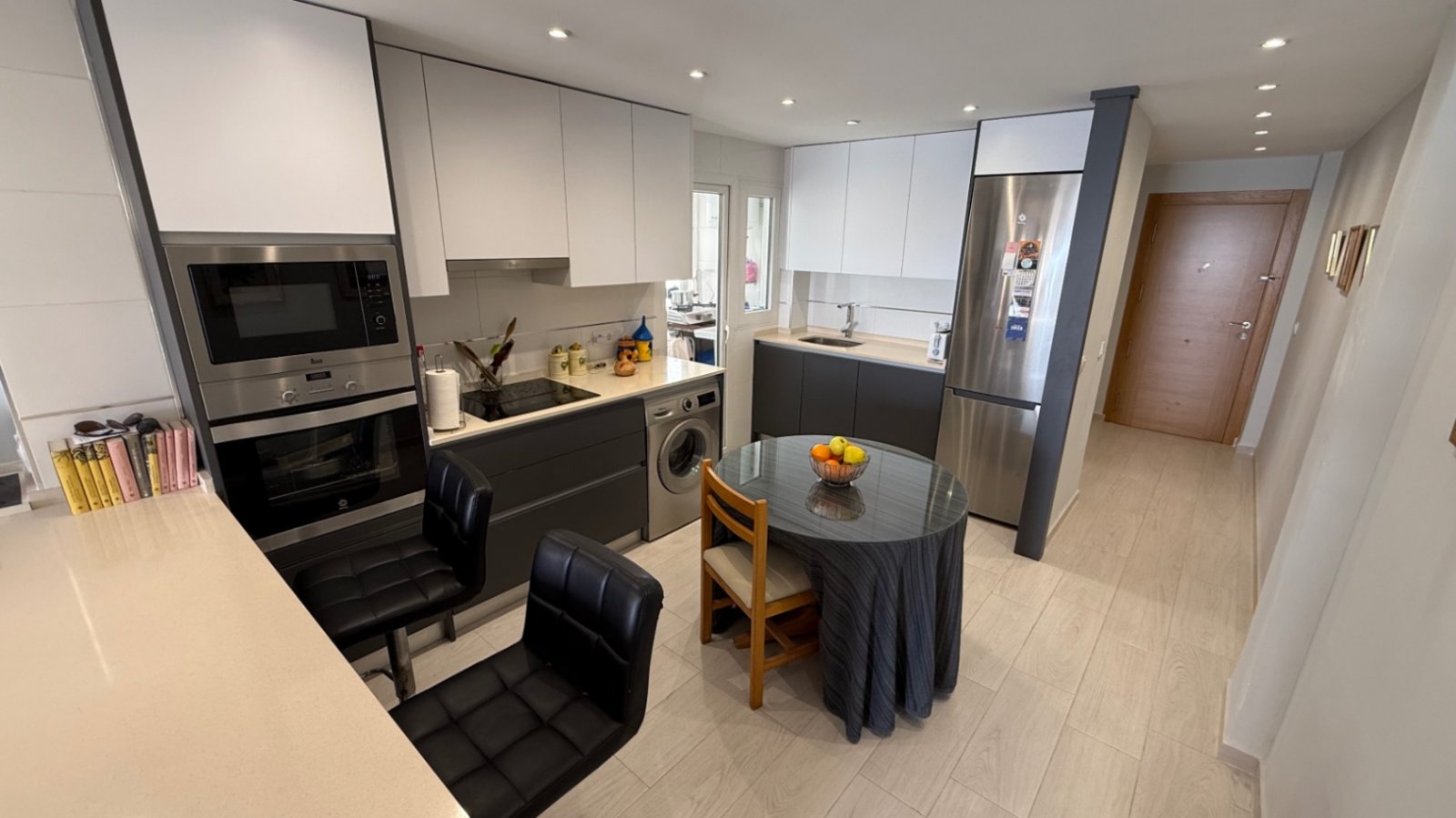 Komplett renovierte Wohnung in erster Meereslinie mit 3 Schlafzimmern.

Entdecken Sie die perfekte Mischung aus Luxus, Kom