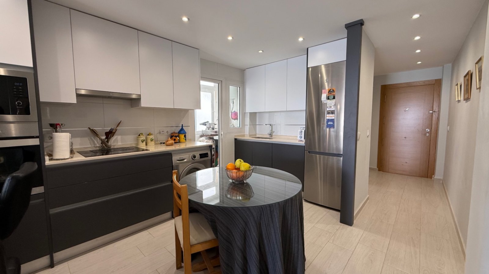 Komplett renovierte Wohnung in erster Meereslinie mit 3 Schlafzimmern.

Entdecken Sie die perfekte Mischung aus Luxus, Kom