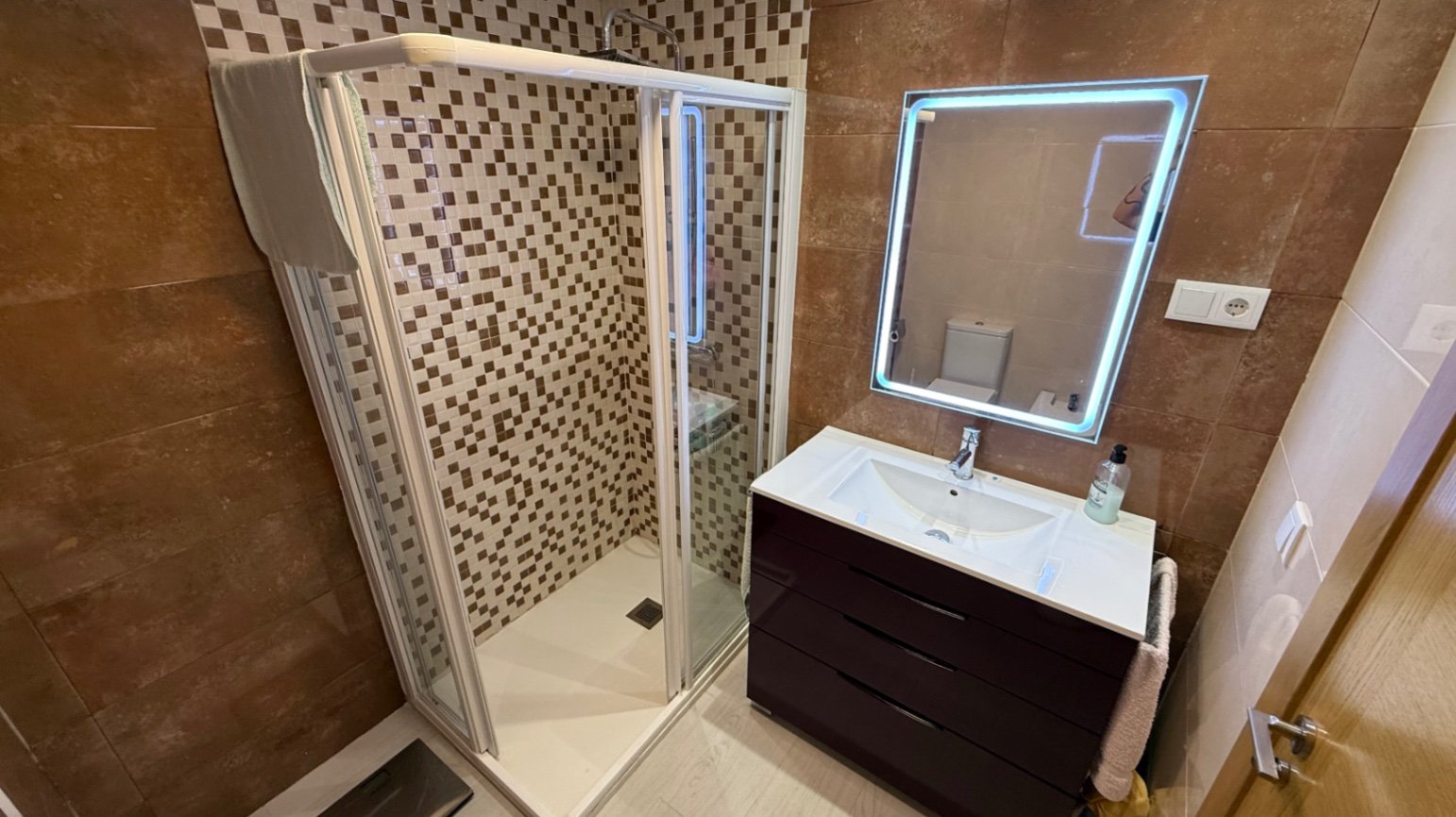 Komplett renovierte Wohnung in erster Meereslinie mit 3 Schlafzimmern.

Entdecken Sie die perfekte Mischung aus Luxus, Kom