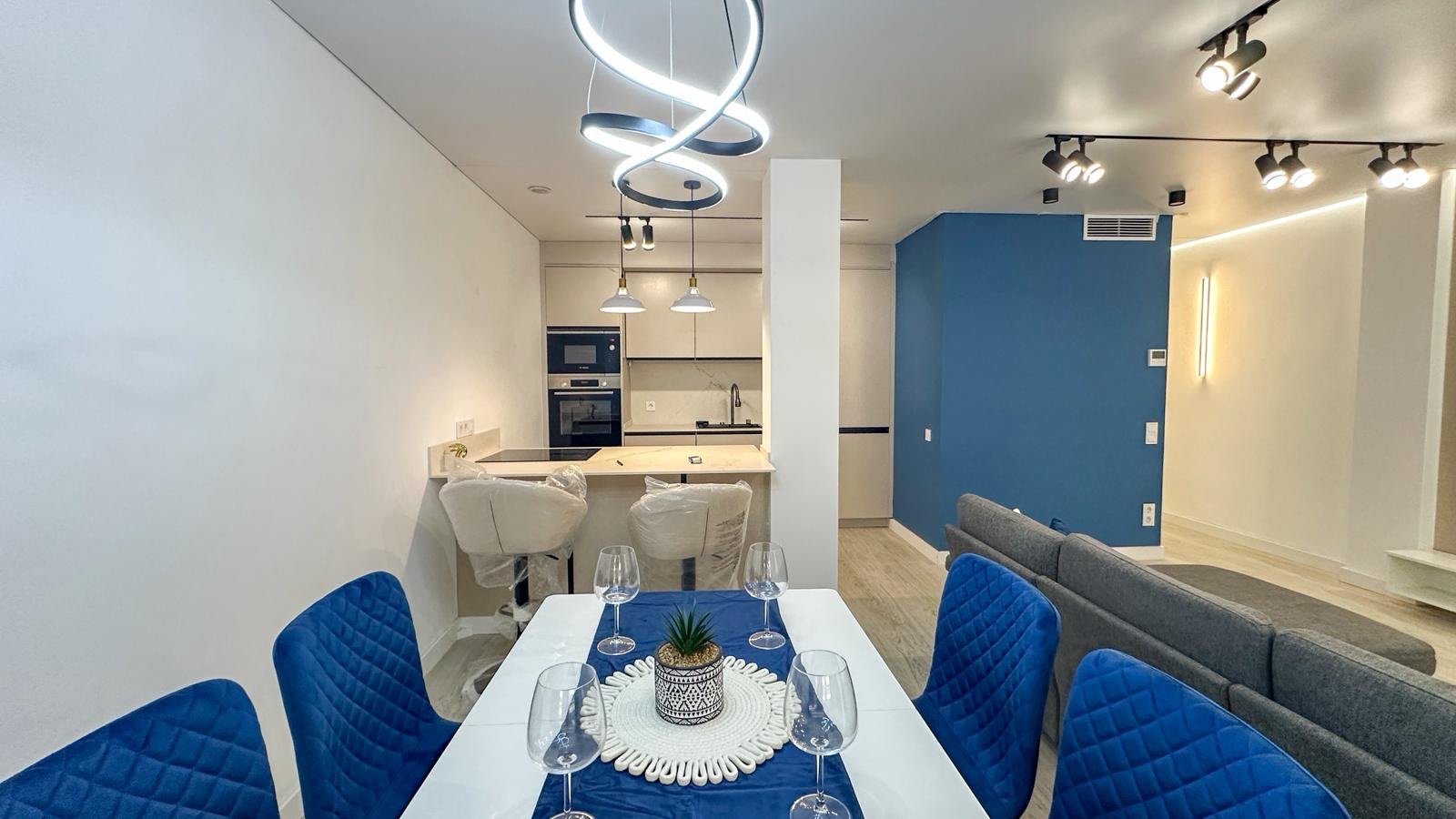  Willkommen in dieser wunderschön vollständig renovierten Wohnung in der begehrten Gegend Playa Acequión in Torrevieja. Nur 100 Meter vom Strand entfe