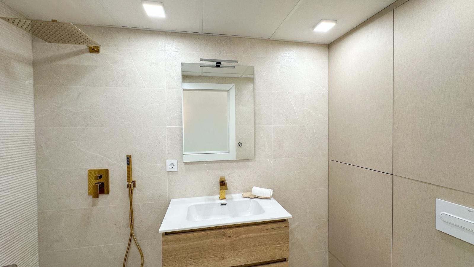  Willkommen in dieser wunderschön vollständig renovierten Wohnung in der begehrten Gegend Playa Acequión in Torrevieja. Nur 100 Meter vom Strand entfe