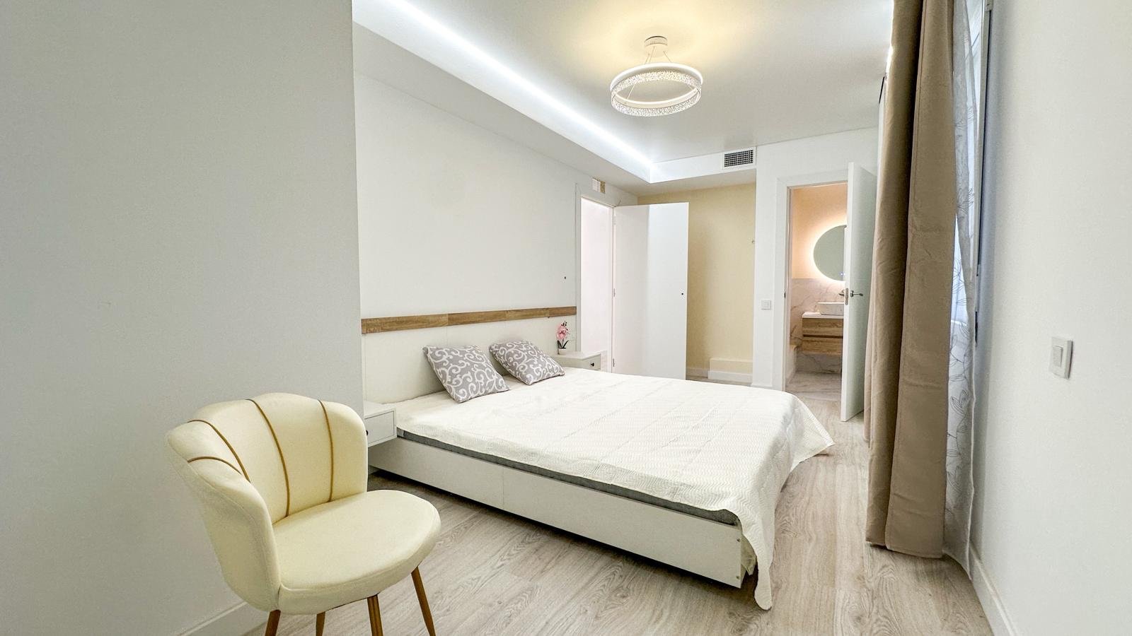  Willkommen in dieser wunderschön vollständig renovierten Wohnung in der begehrten Gegend Playa Acequión in Torrevieja. Nur 100 Meter vom Strand entfe