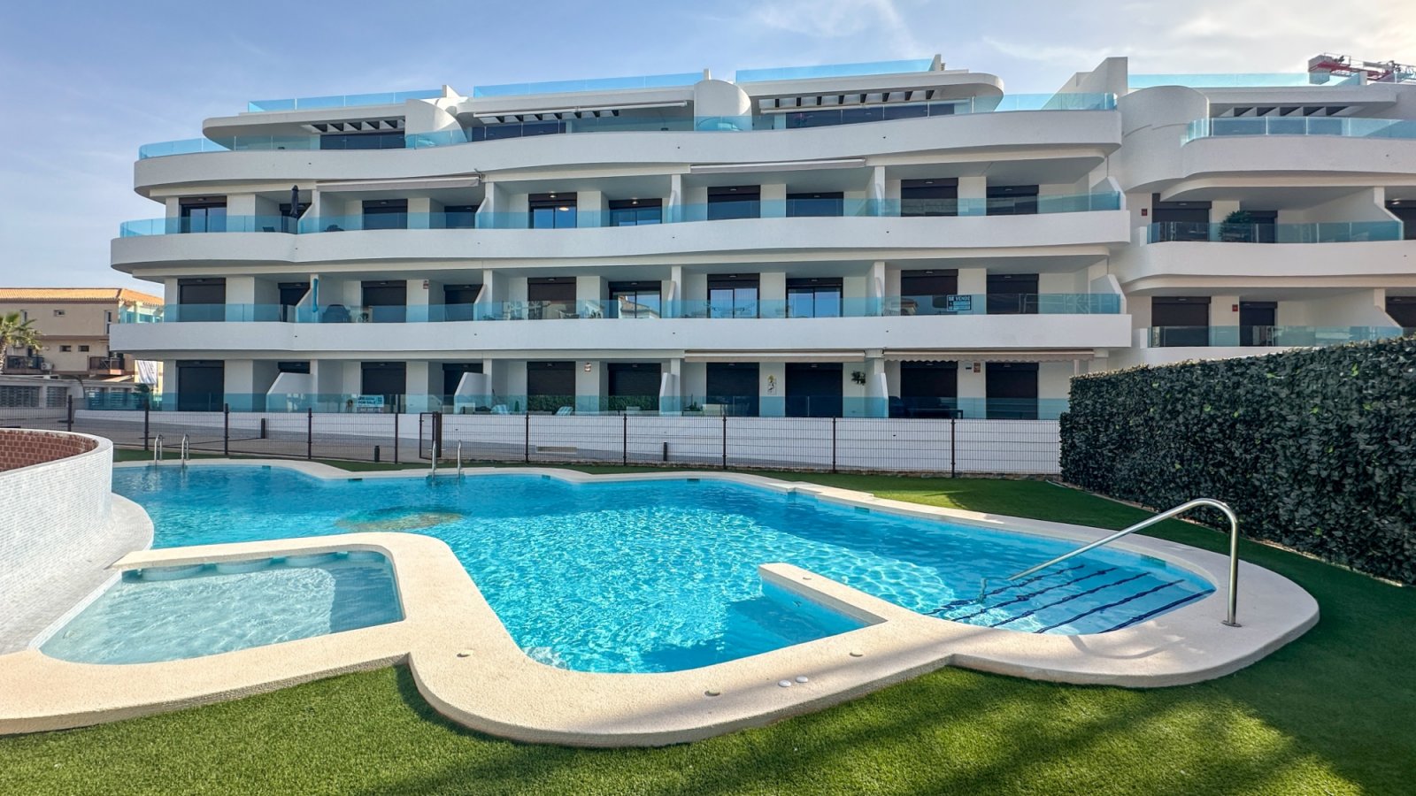  Moderne Erdgeschosswohnung in Playa Flamenca, Orihuela Costa, die komfortables und praktisches Wohnen in Meeresnähe bietet. Die Immobilie verfügt übe