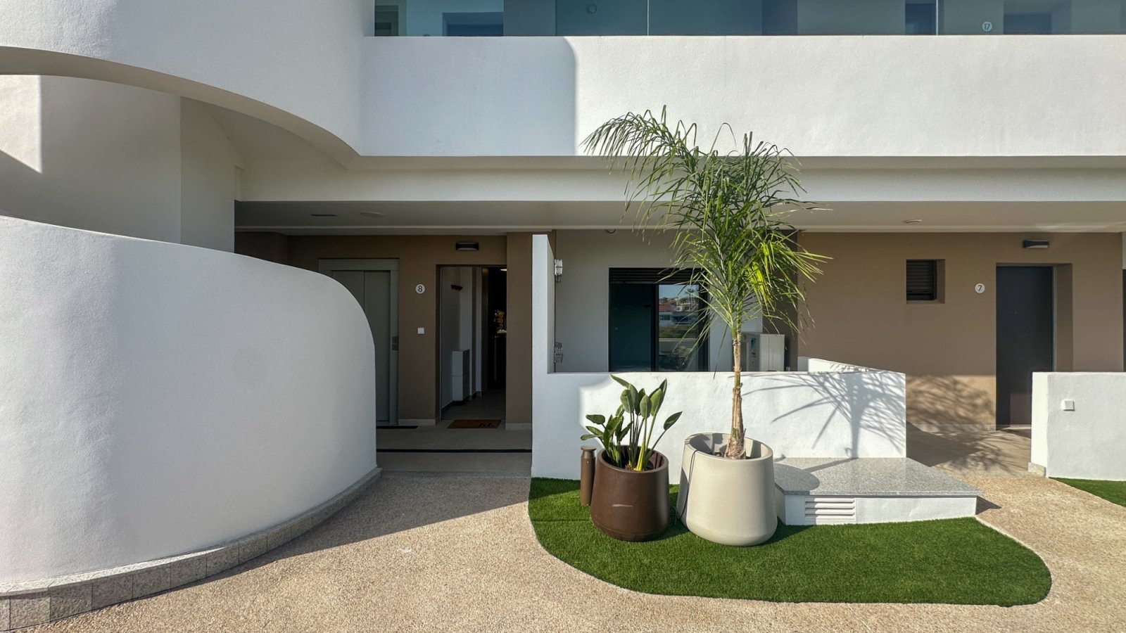  Moderne Erdgeschosswohnung in Playa Flamenca, Orihuela Costa, die komfortables und praktisches Wohnen in Meeresnähe bietet. Die Immobilie verfügt übe