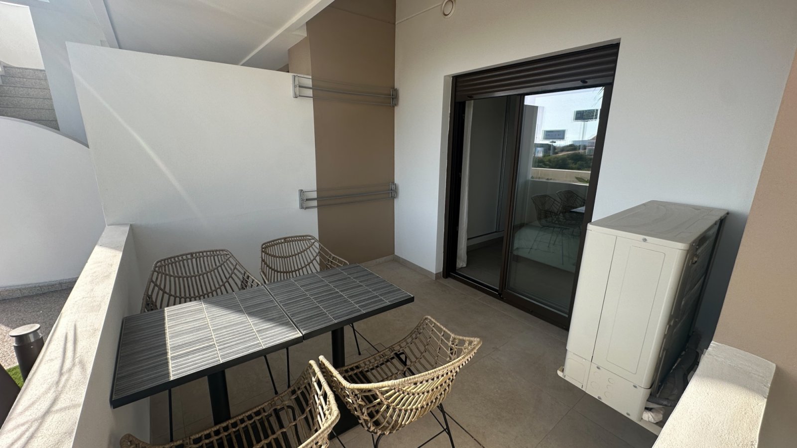  Moderne Erdgeschosswohnung in Playa Flamenca, Orihuela Costa, die komfortables und praktisches Wohnen in Meeresnähe bietet. Die Immobilie verfügt übe