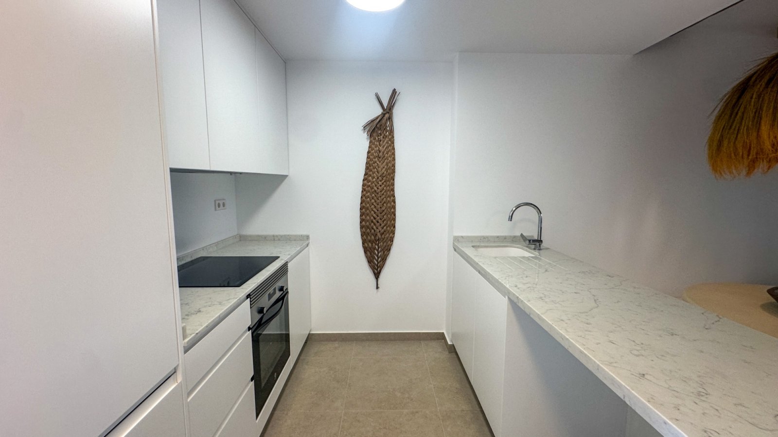 Moderne Erdgeschosswohnung in Playa Flamenca, Orihuela Costa, die komfortables und praktisches Wohnen in Meeresnähe bietet. Die Immobilie verfügt übe