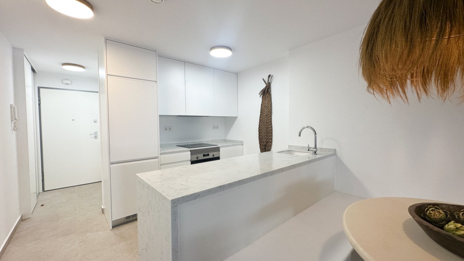 Moderne Erdgeschosswohnung in Playa Flamenca, Orihuela Costa, die komfortables und praktisches Wohnen in Meeresnähe bietet. Die Immobilie verfügt übe