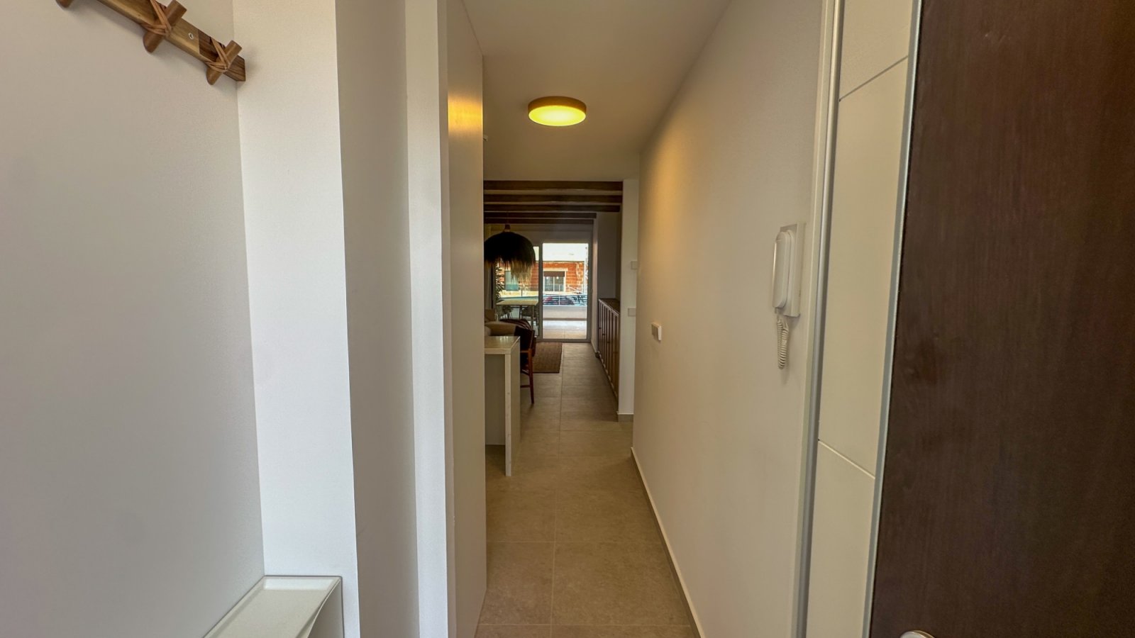  Moderne Erdgeschosswohnung in Playa Flamenca, Orihuela Costa, die komfortables und praktisches Wohnen in Meeresnähe bietet. Die Immobilie verfügt übe