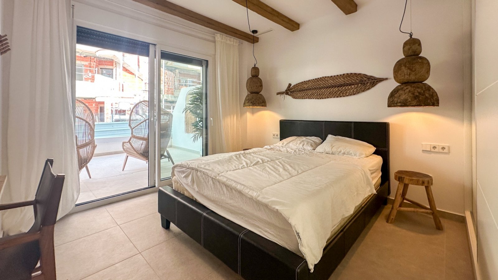  Moderne Erdgeschosswohnung in Playa Flamenca, Orihuela Costa, die komfortables und praktisches Wohnen in Meeresnähe bietet. Die Immobilie verfügt übe