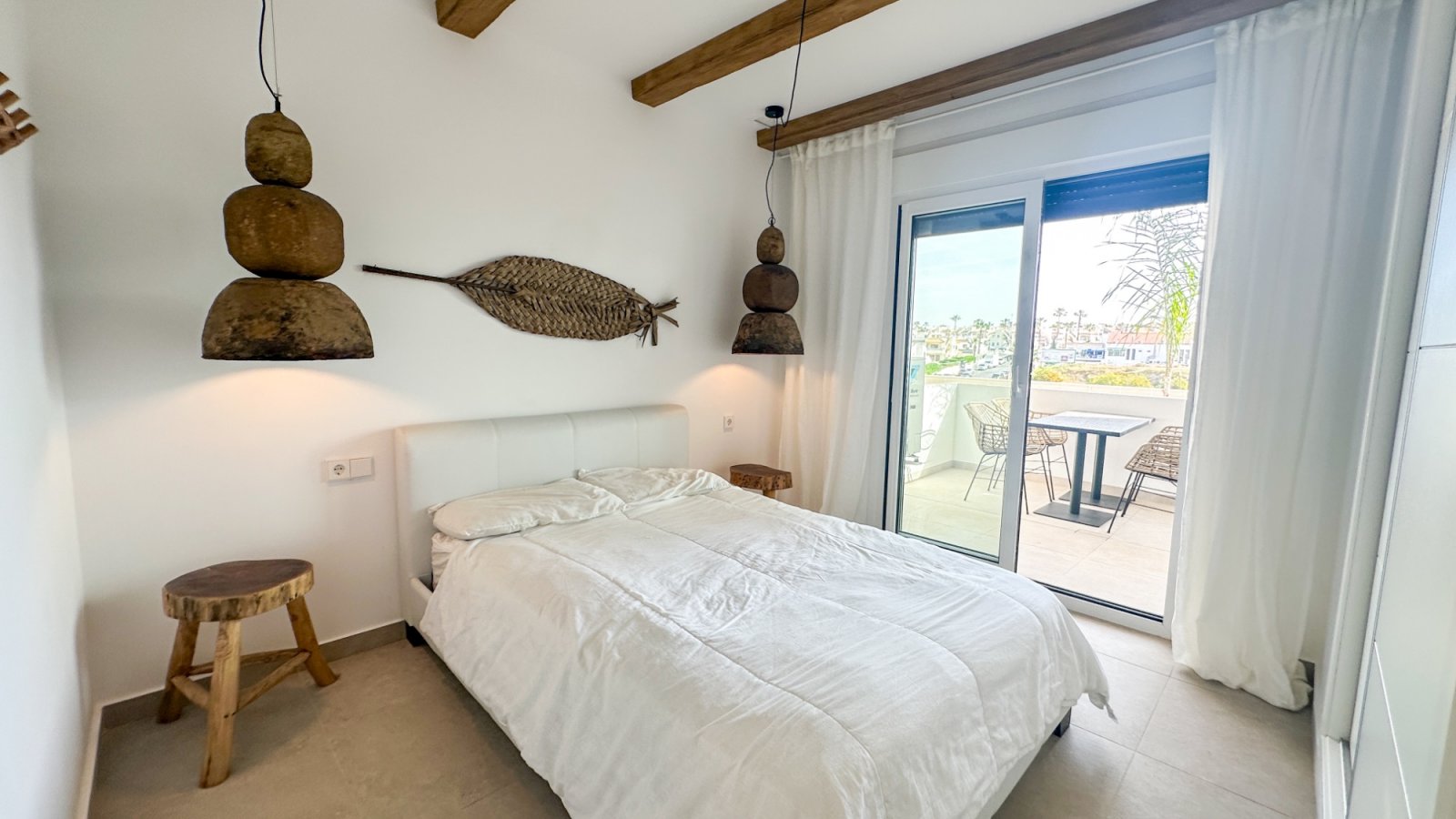  Moderne Erdgeschosswohnung in Playa Flamenca, Orihuela Costa, die komfortables und praktisches Wohnen in Meeresnähe bietet. Die Immobilie verfügt übe
