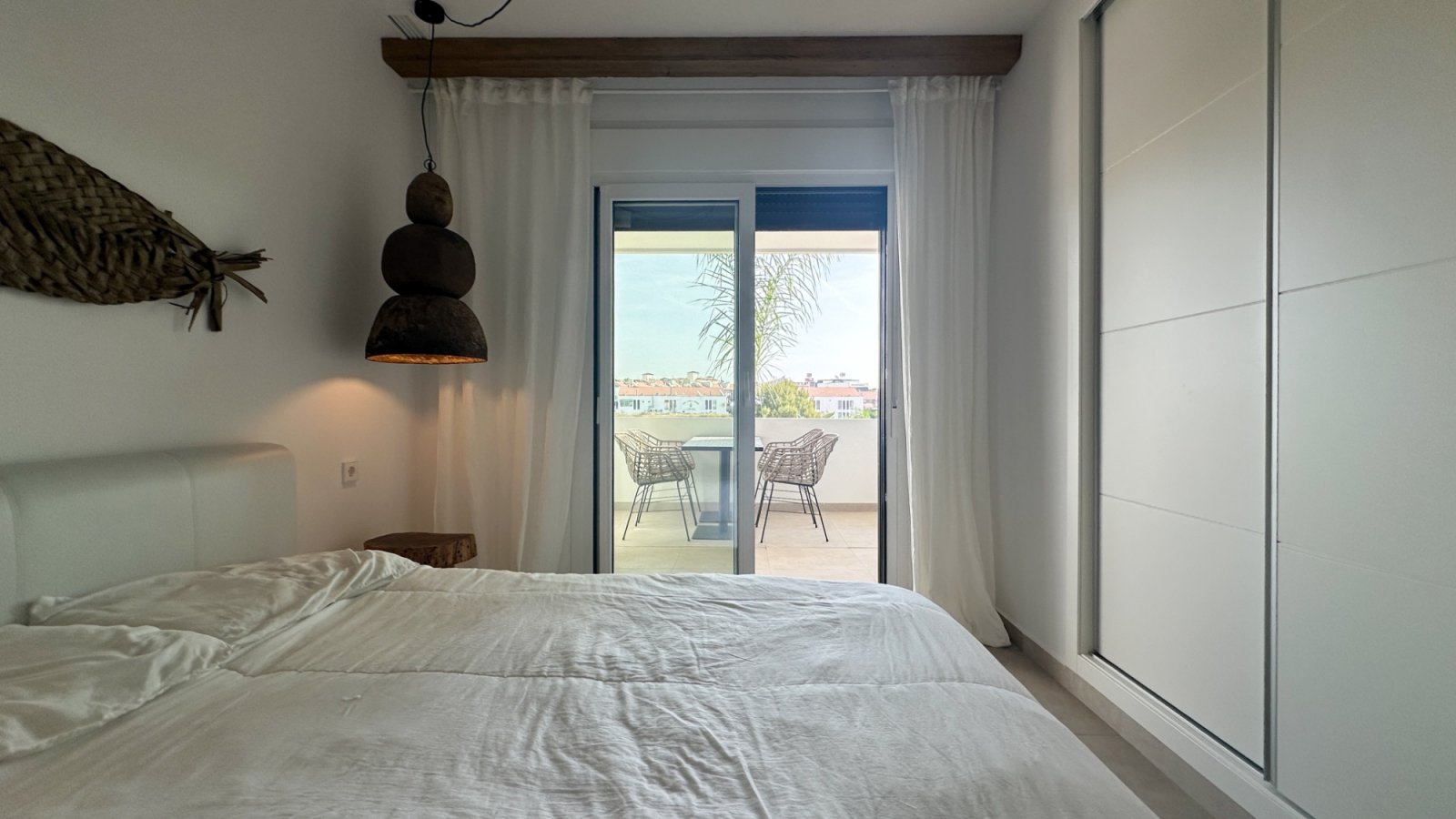  Moderne Erdgeschosswohnung in Playa Flamenca, Orihuela Costa, die komfortables und praktisches Wohnen in Meeresnähe bietet. Die Immobilie verfügt übe