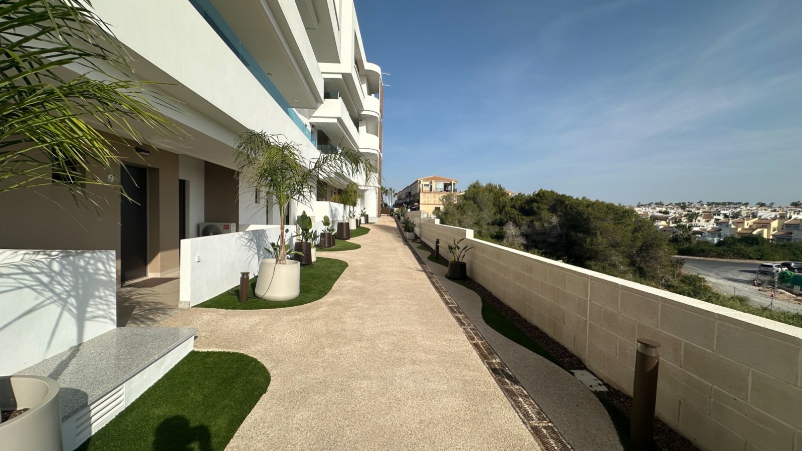  Moderne Erdgeschosswohnung in Playa Flamenca, Orihuela Costa, die komfortables und praktisches Wohnen in Meeresnähe bietet. Die Immobilie verfügt übe