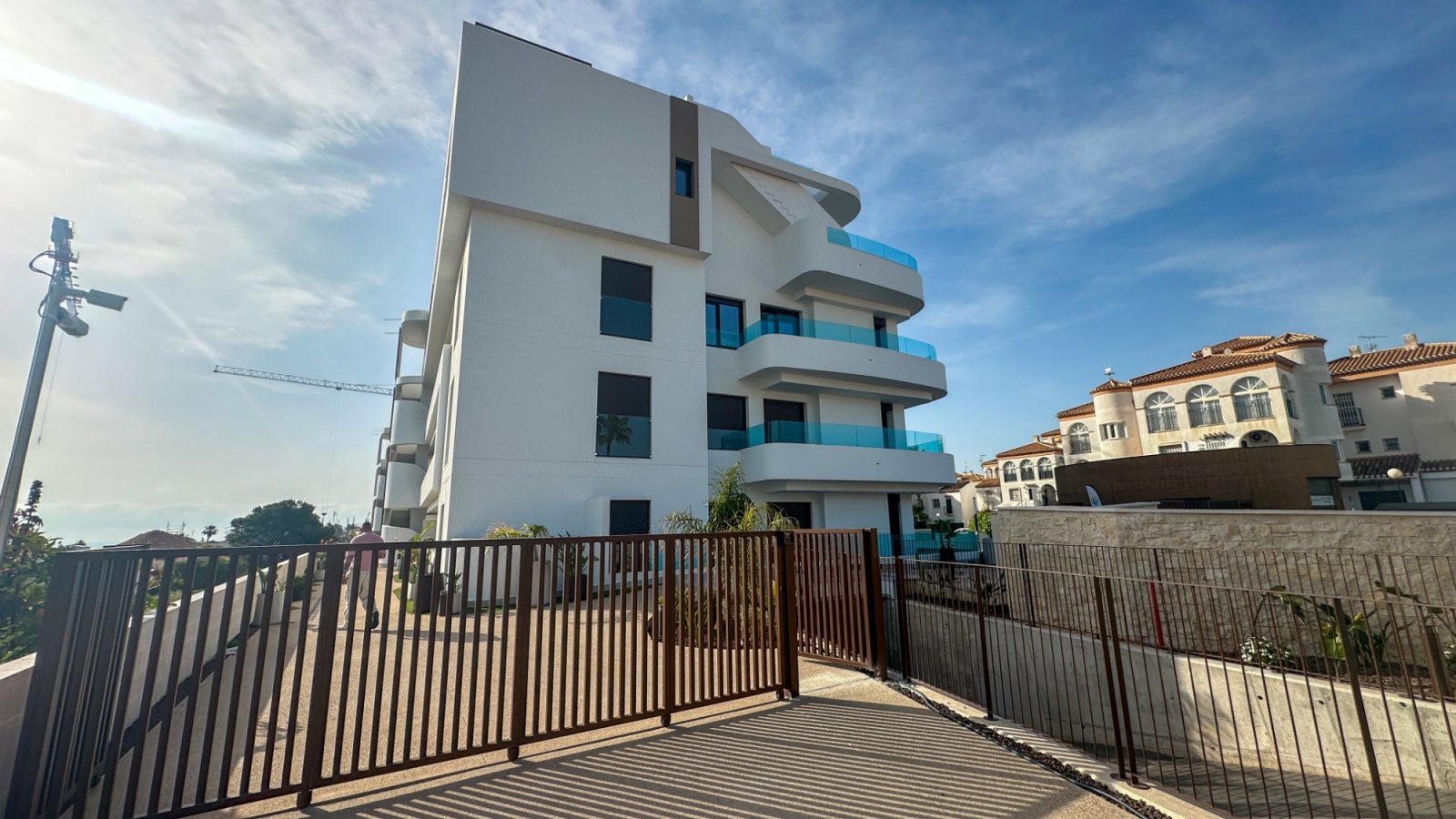  Moderne Erdgeschosswohnung in Playa Flamenca, Orihuela Costa, die komfortables und praktisches Wohnen in Meeresnähe bietet. Die Immobilie verfügt übe