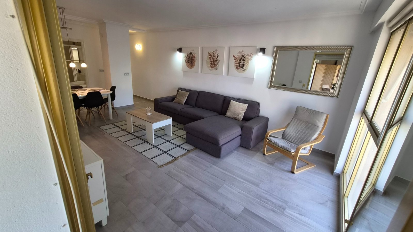 Wir präsentieren Ihnen diese spektakuläre, renovierte Wohnung im Herzen von Torrevieja, nur wenige Schritte vom neuen Yachthafen Paseo del Mar entfer
