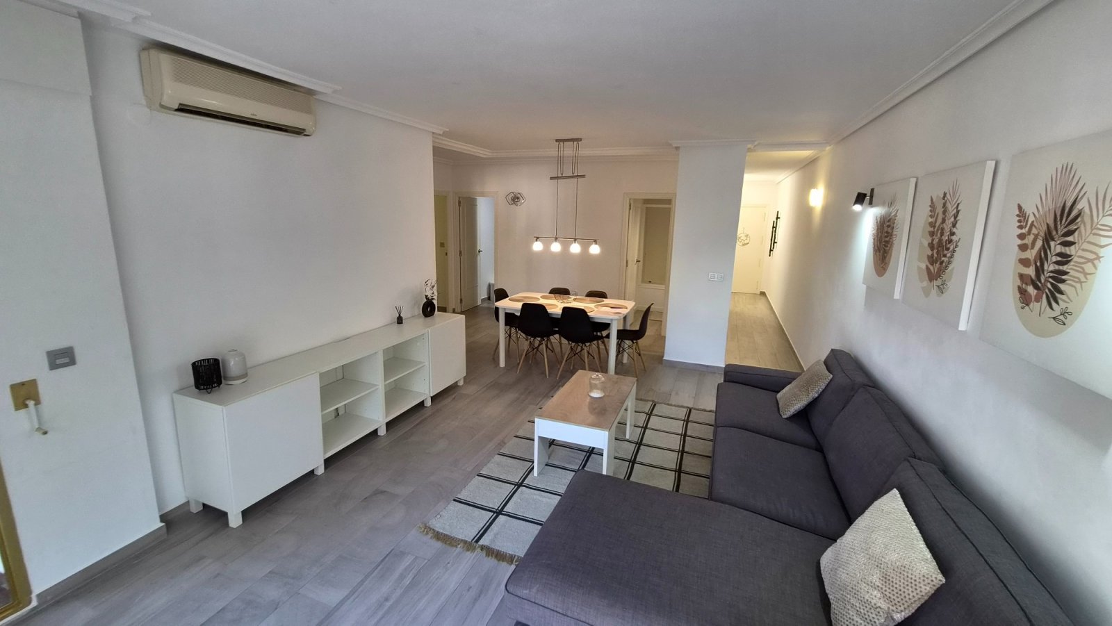 Wir präsentieren Ihnen diese spektakuläre, renovierte Wohnung im Herzen von Torrevieja, nur wenige Schritte vom neuen Yachthafen Paseo del Mar entfer