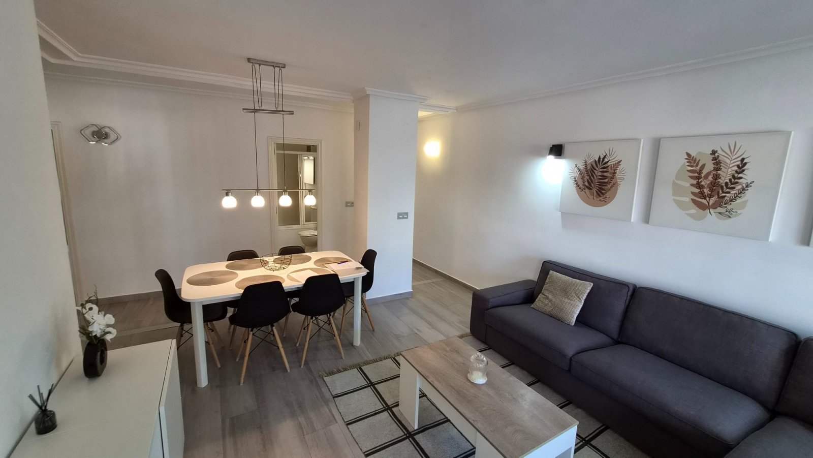 Wir präsentieren Ihnen diese spektakuläre, renovierte Wohnung im Herzen von Torrevieja, nur wenige Schritte vom neuen Yachthafen Paseo del Mar entfer