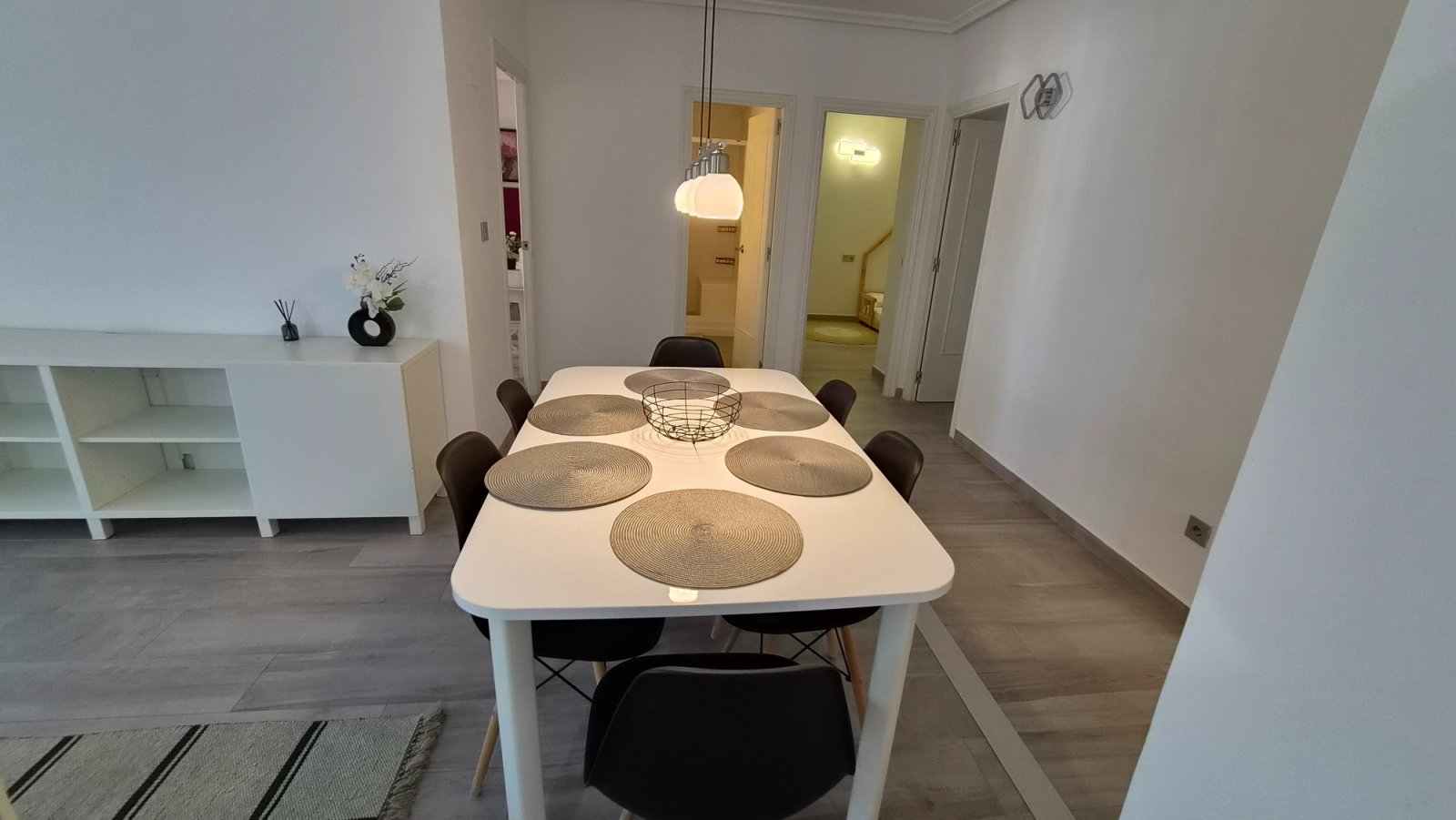 Wir präsentieren Ihnen diese spektakuläre, renovierte Wohnung im Herzen von Torrevieja, nur wenige Schritte vom neuen Yachthafen Paseo del Mar entfer