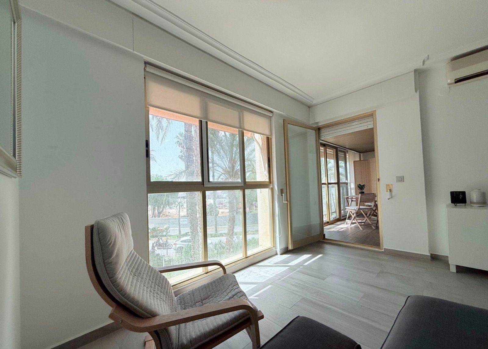 Wir präsentieren Ihnen diese spektakuläre, renovierte Wohnung im Herzen von Torrevieja, nur wenige Schritte vom neuen Yachthafen Paseo del Mar entfer