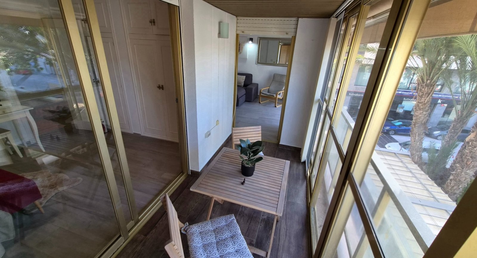 Wir präsentieren Ihnen diese spektakuläre, renovierte Wohnung im Herzen von Torrevieja, nur wenige Schritte vom neuen Yachthafen Paseo del Mar entfer