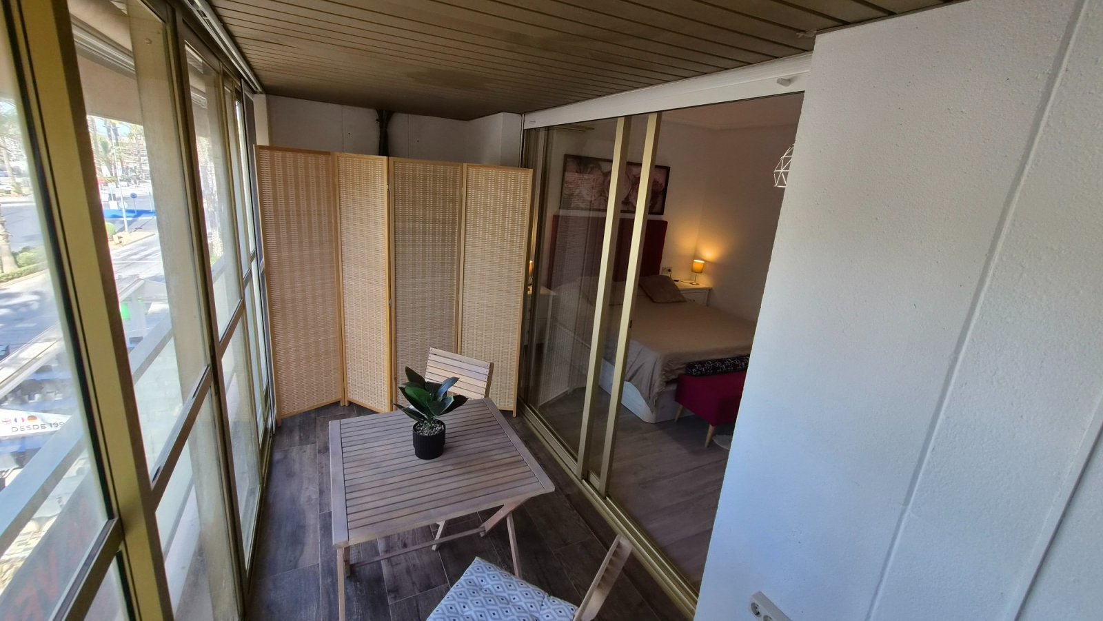 Wir präsentieren Ihnen diese spektakuläre, renovierte Wohnung im Herzen von Torrevieja, nur wenige Schritte vom neuen Yachthafen Paseo del Mar entfer