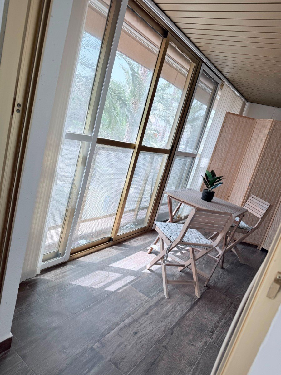 Wir präsentieren Ihnen diese spektakuläre, renovierte Wohnung im Herzen von Torrevieja, nur wenige Schritte vom neuen Yachthafen Paseo del Mar entfer