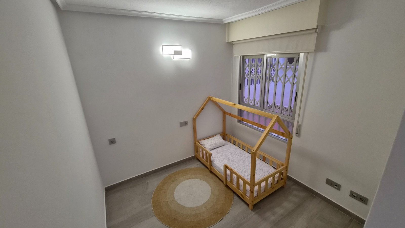 Wir präsentieren Ihnen diese spektakuläre, renovierte Wohnung im Herzen von Torrevieja, nur wenige Schritte vom neuen Yachthafen Paseo del Mar entfer