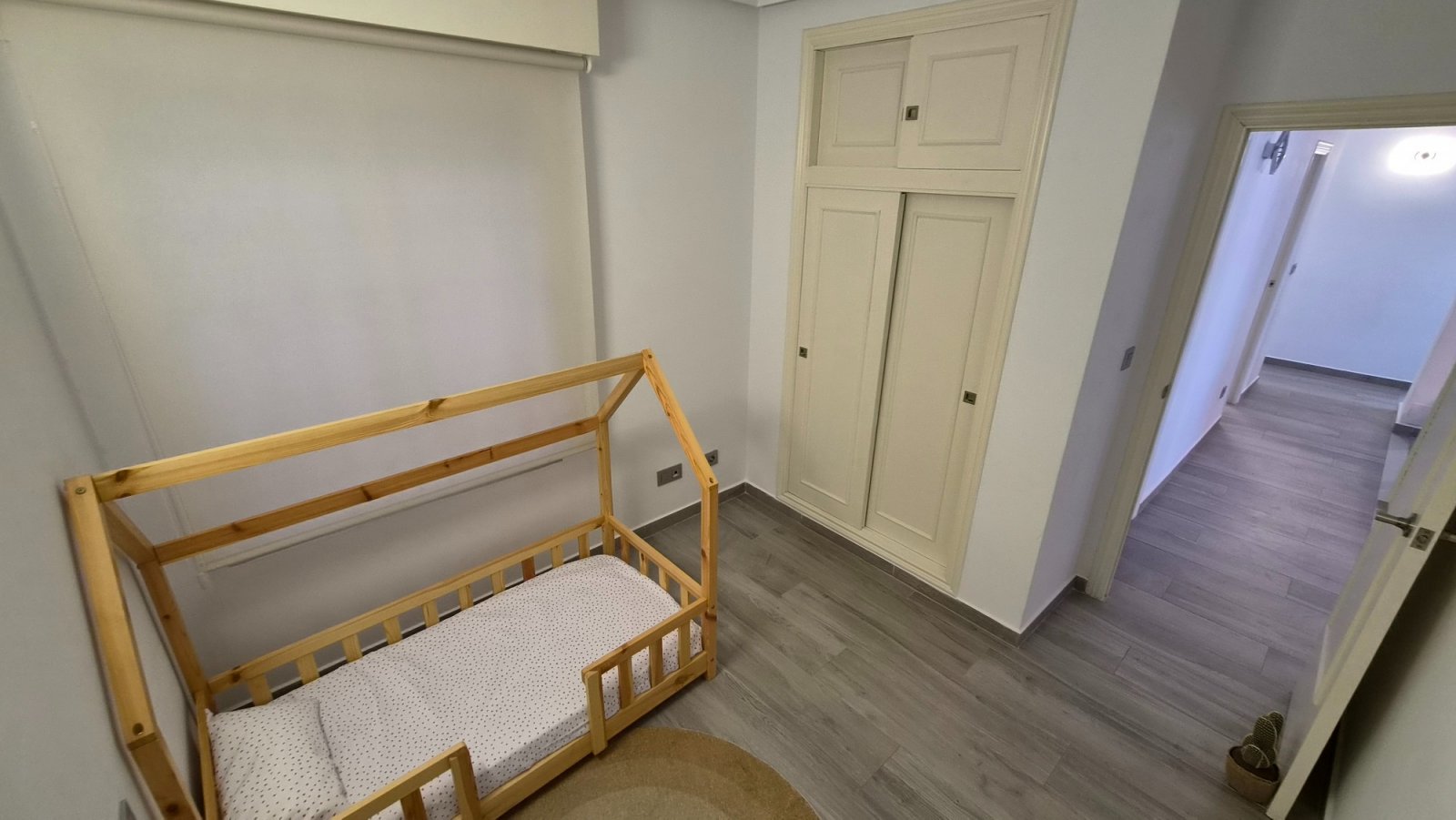 Wir präsentieren Ihnen diese spektakuläre, renovierte Wohnung im Herzen von Torrevieja, nur wenige Schritte vom neuen Yachthafen Paseo del Mar entfer