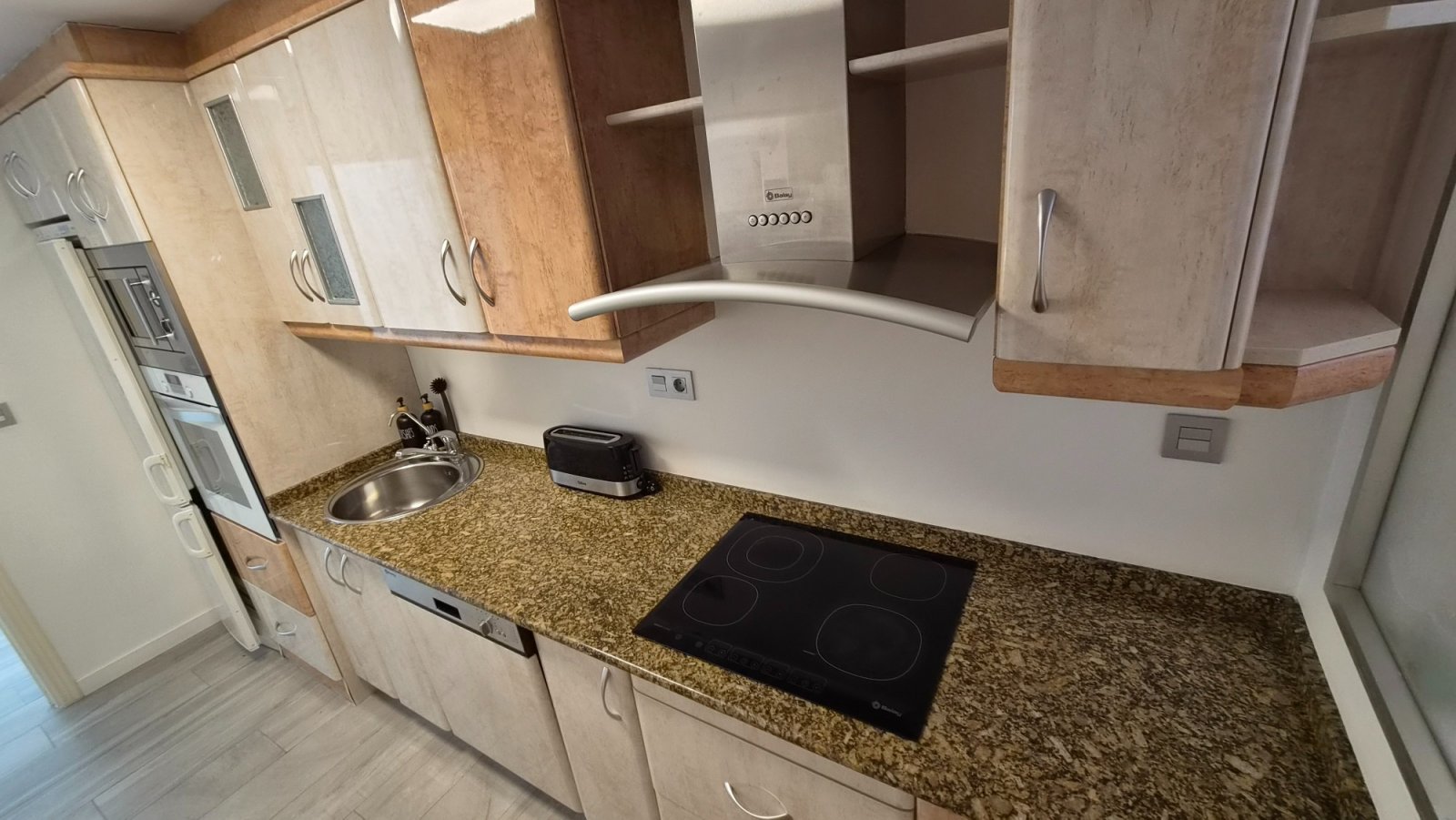 Wir präsentieren Ihnen diese spektakuläre, renovierte Wohnung im Herzen von Torrevieja, nur wenige Schritte vom neuen Yachthafen Paseo del Mar entfer