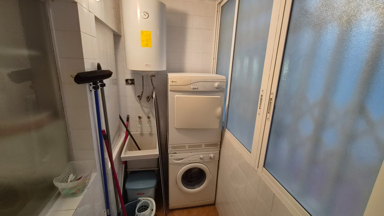 Wir präsentieren Ihnen diese spektakuläre, renovierte Wohnung im Herzen von Torrevieja, nur wenige Schritte vom neuen Yachthafen Paseo del Mar entfer
