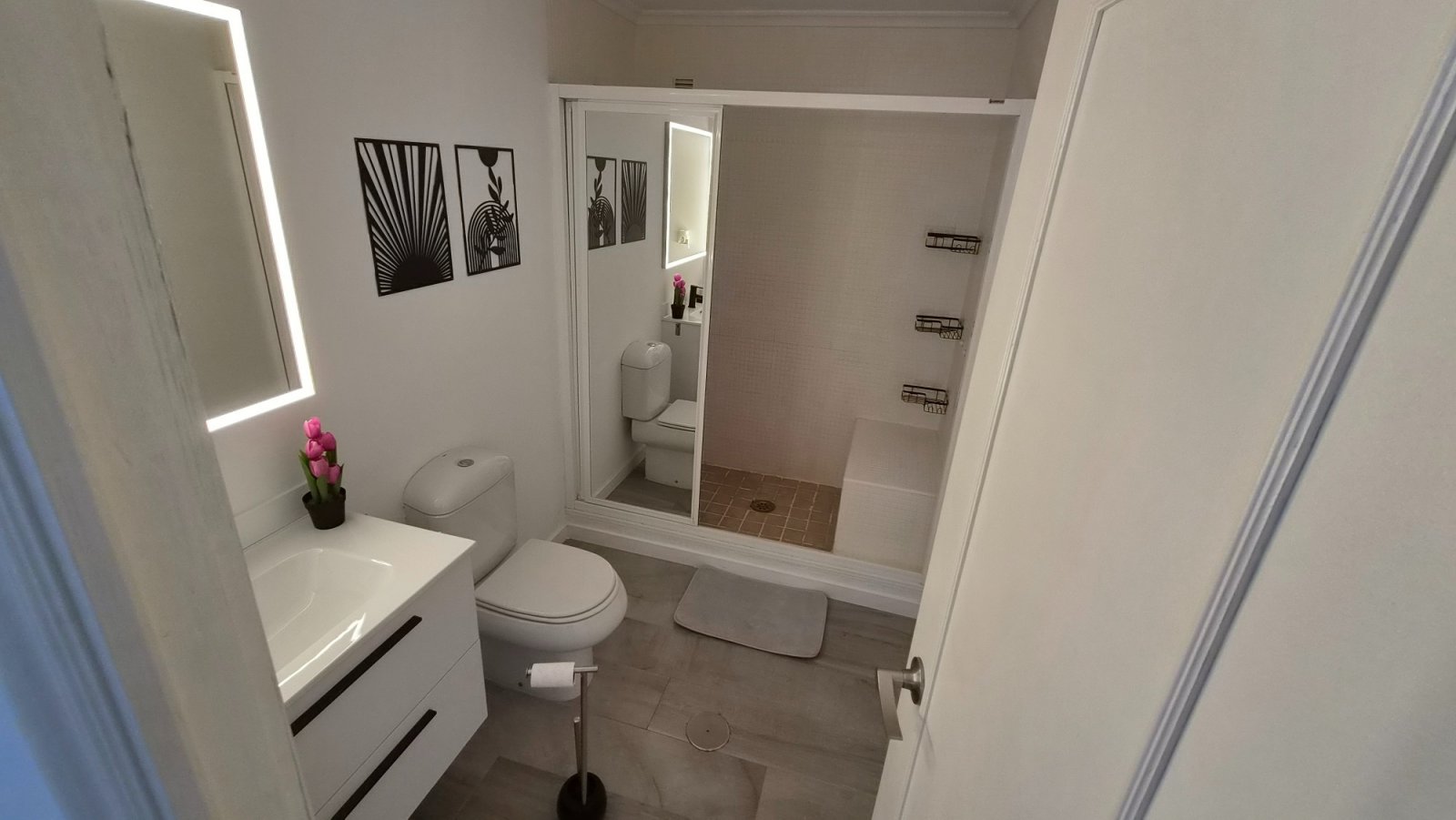 Wir präsentieren Ihnen diese spektakuläre, renovierte Wohnung im Herzen von Torrevieja, nur wenige Schritte vom neuen Yachthafen Paseo del Mar entfer