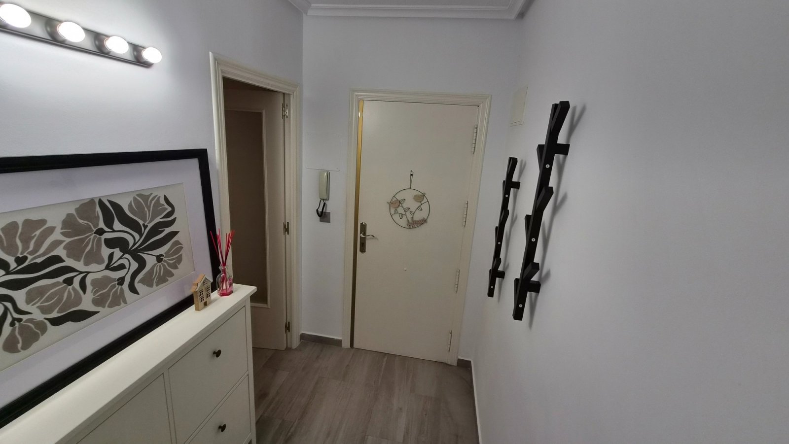 Wir präsentieren Ihnen diese spektakuläre, renovierte Wohnung im Herzen von Torrevieja, nur wenige Schritte vom neuen Yachthafen Paseo del Mar entfer