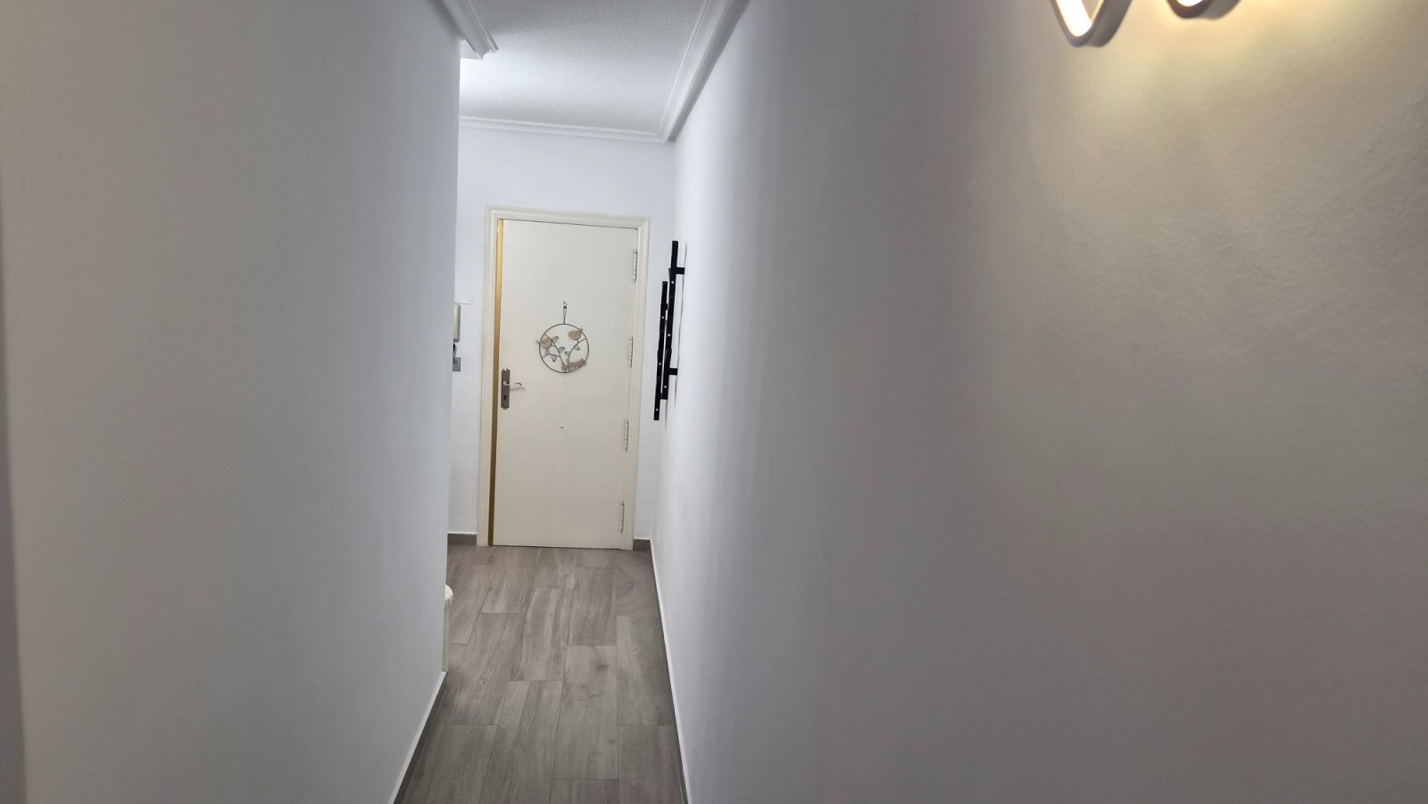 Wir präsentieren Ihnen diese spektakuläre, renovierte Wohnung im Herzen von Torrevieja, nur wenige Schritte vom neuen Yachthafen Paseo del Mar entfer