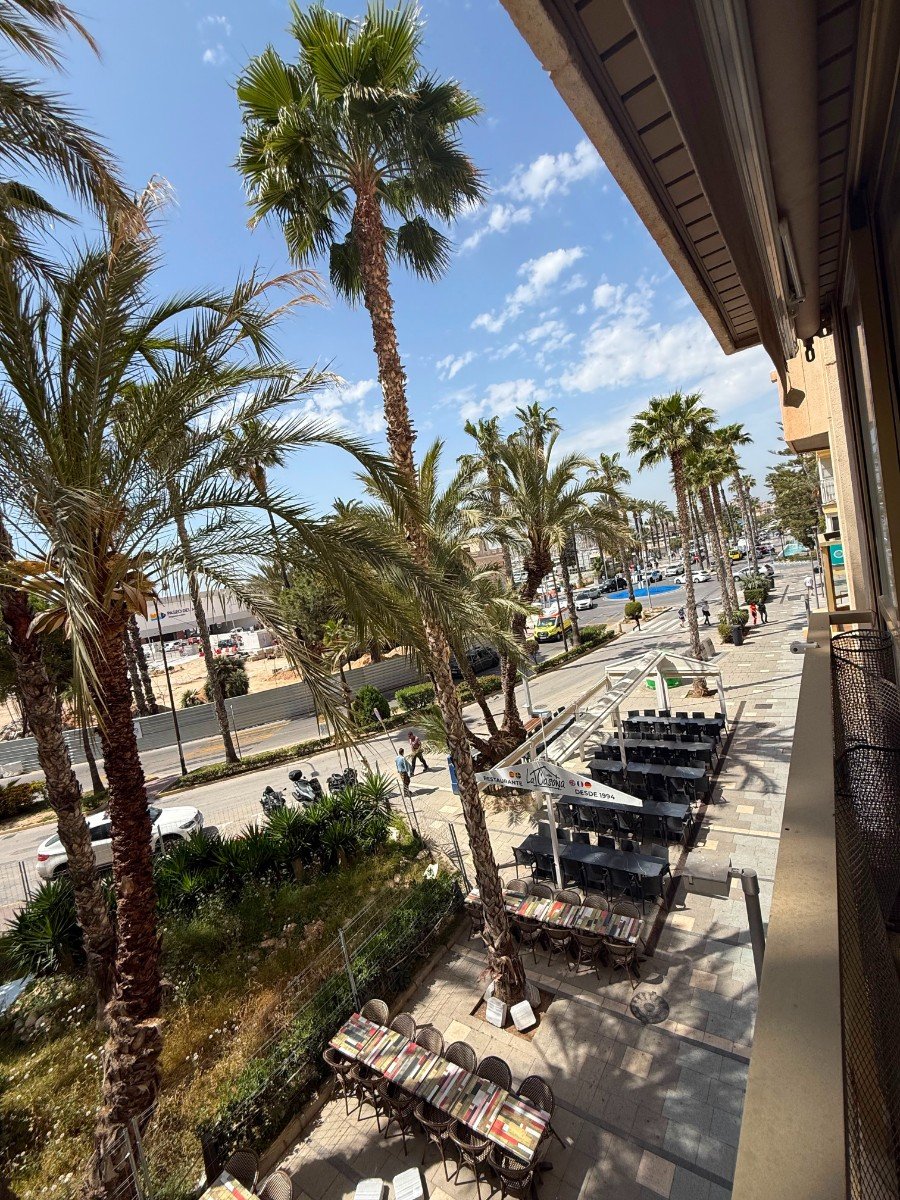 Wir präsentieren Ihnen diese spektakuläre, renovierte Wohnung im Herzen von Torrevieja, nur wenige Schritte vom neuen Yachthafen Paseo del Mar entfer