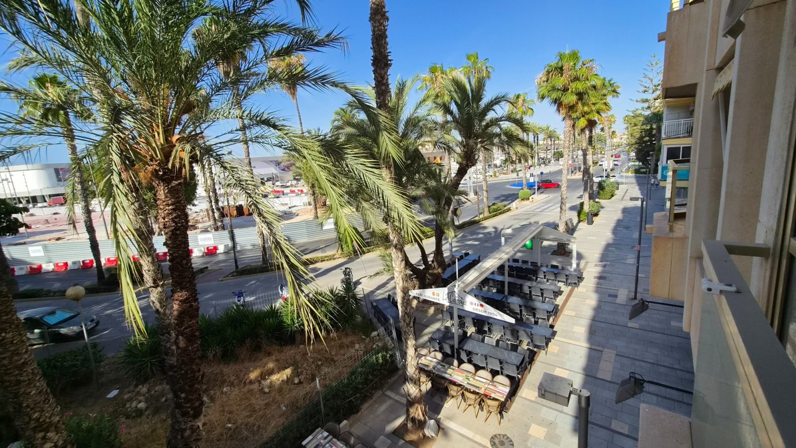 Wir präsentieren Ihnen diese spektakuläre, renovierte Wohnung im Herzen von Torrevieja, nur wenige Schritte vom neuen Yachthafen Paseo del Mar entfer