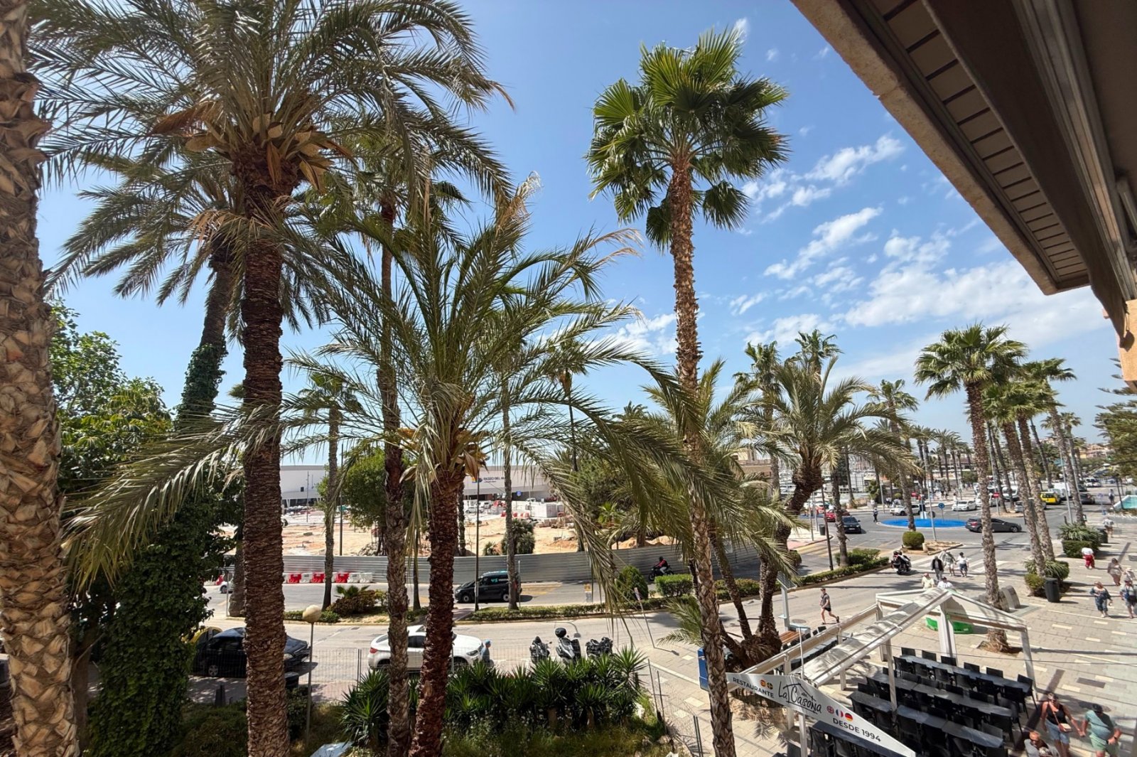 Wir präsentieren Ihnen diese spektakuläre, renovierte Wohnung im Herzen von Torrevieja, nur wenige Schritte vom neuen Yachthafen Paseo del Mar entfer