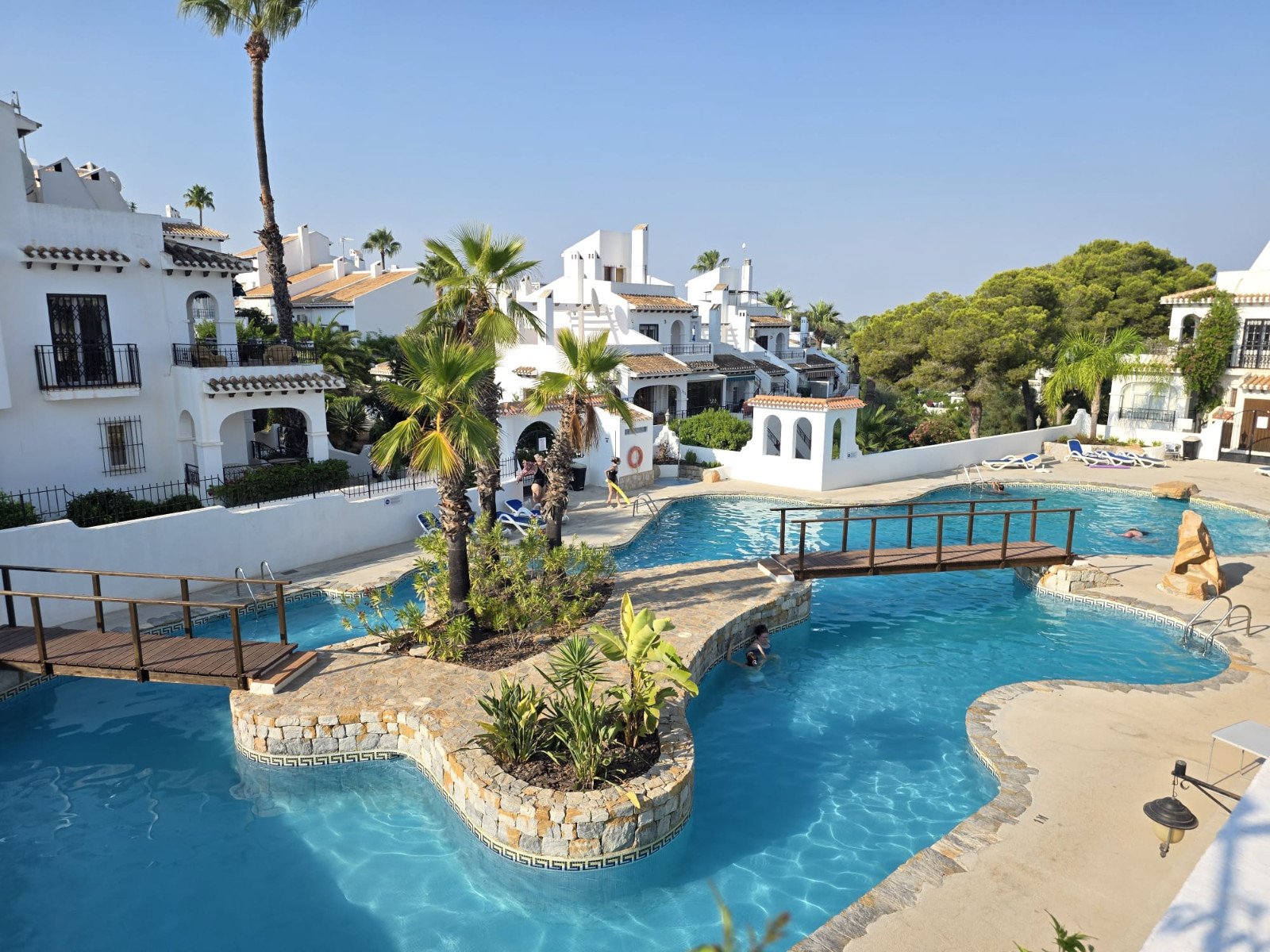   Beautifully presented 2-bedroom, 1-bathroom apartment for sale in the highly sought-after Verdemar III community, Villamartín, Orihuela Costa. Locat