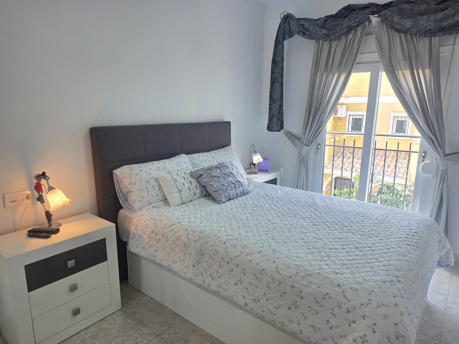   Beautifully presented 2-bedroom, 1-bathroom apartment for sale in the highly sought-after Verdemar III community, Villamartín, Orihuela Costa. Locat