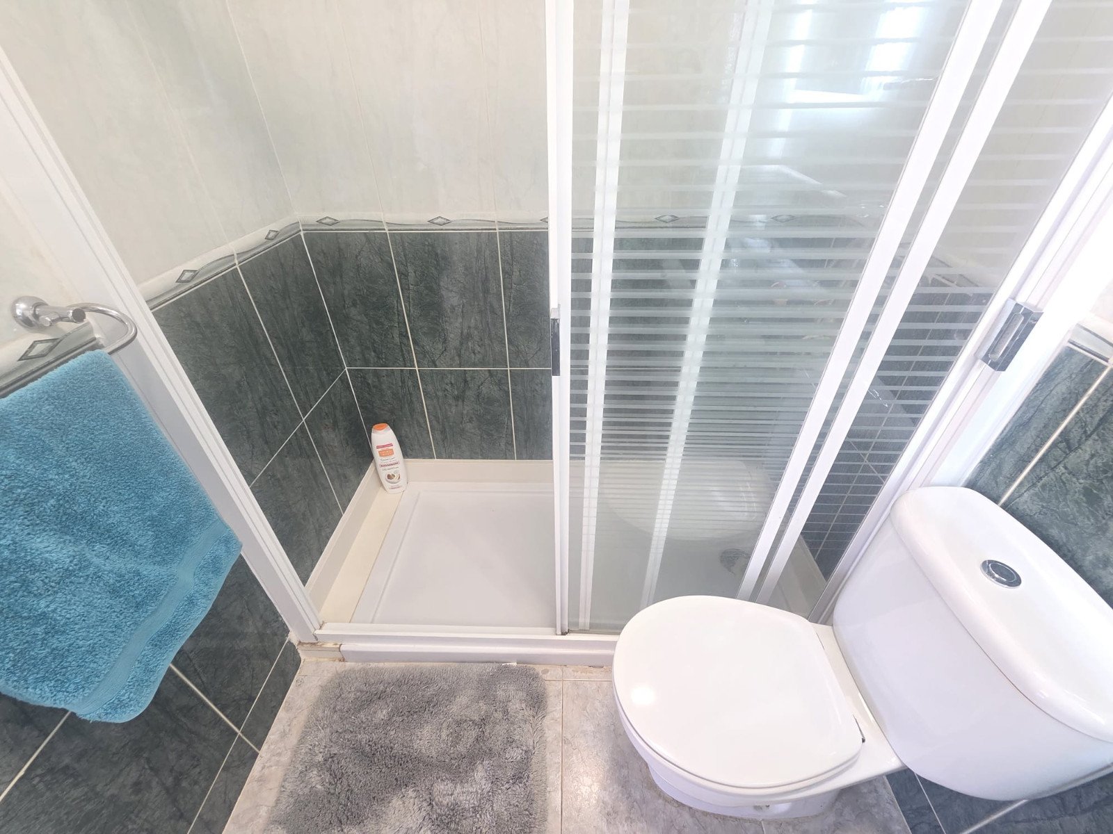   Beautifully presented 2-bedroom, 1-bathroom apartment for sale in the highly sought-after Verdemar III community, Villamartín, Orihuela Costa. Locat