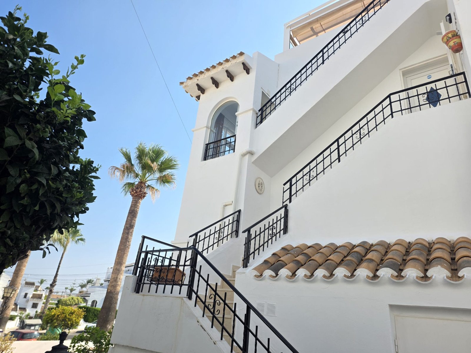   Beautifully presented 2-bedroom, 1-bathroom apartment for sale in the highly sought-after Verdemar III community, Villamartín, Orihuela Costa. Locat