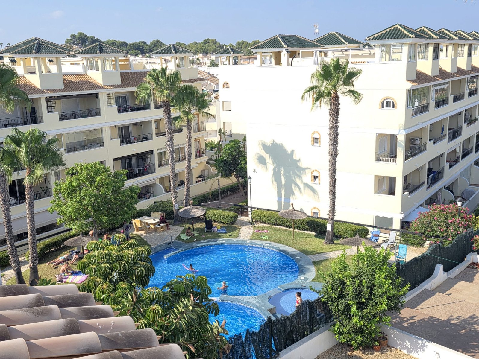   Beautifully presented 2-bedroom, 1-bathroom apartment for sale in the highly sought-after Verdemar III community, Villamartín, Orihuela Costa. Locat