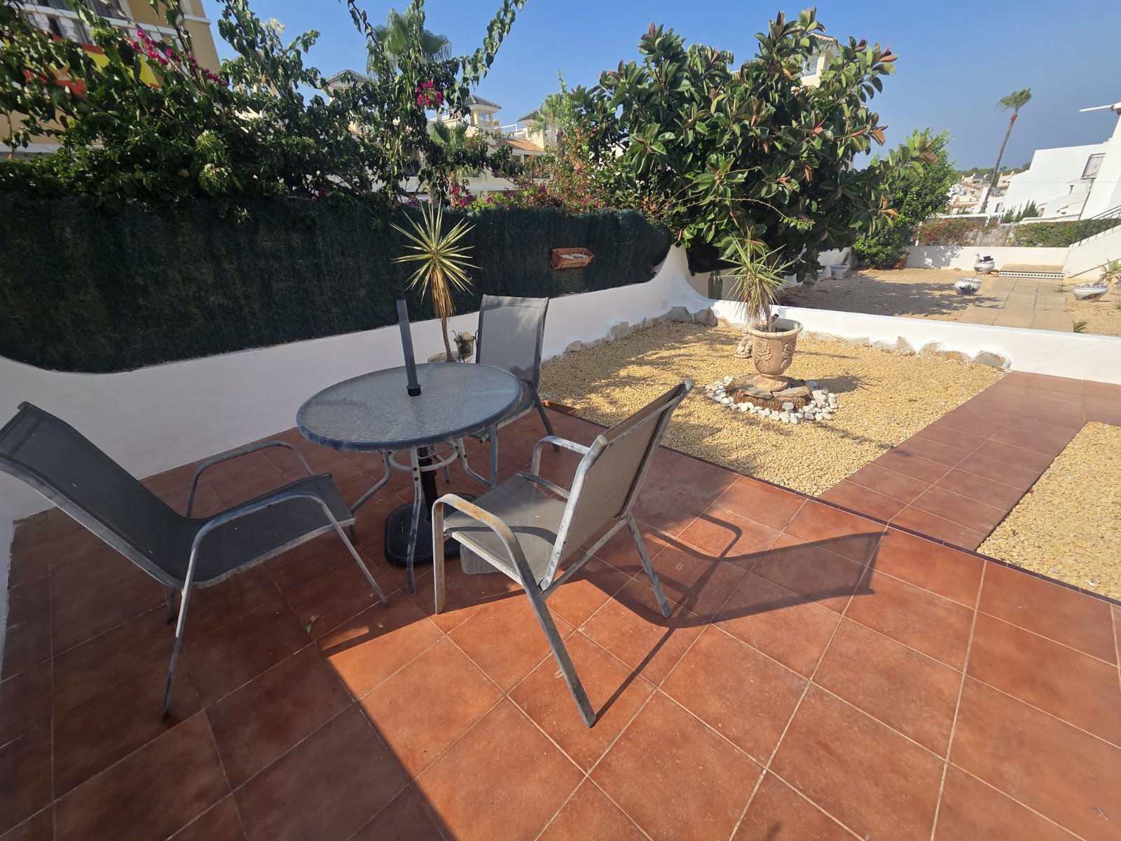   Beautifully presented 2-bedroom, 1-bathroom apartment for sale in the highly sought-after Verdemar III community, Villamartín, Orihuela Costa. Locat