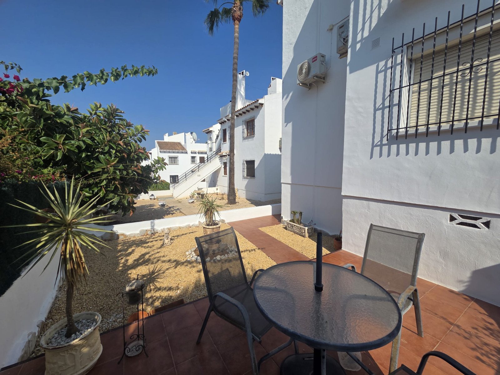   Beautifully presented 2-bedroom, 1-bathroom apartment for sale in the highly sought-after Verdemar III community, Villamartín, Orihuela Costa. Locat