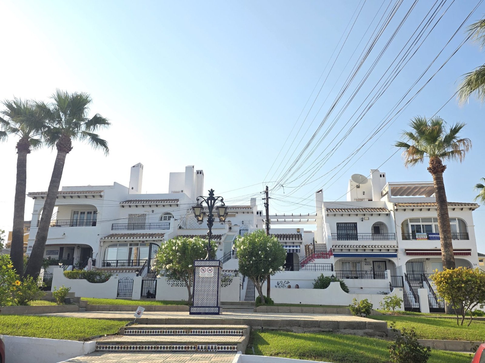   Beautifully presented 2-bedroom, 1-bathroom apartment for sale in the highly sought-after Verdemar III community, Villamartín, Orihuela Costa. Locat