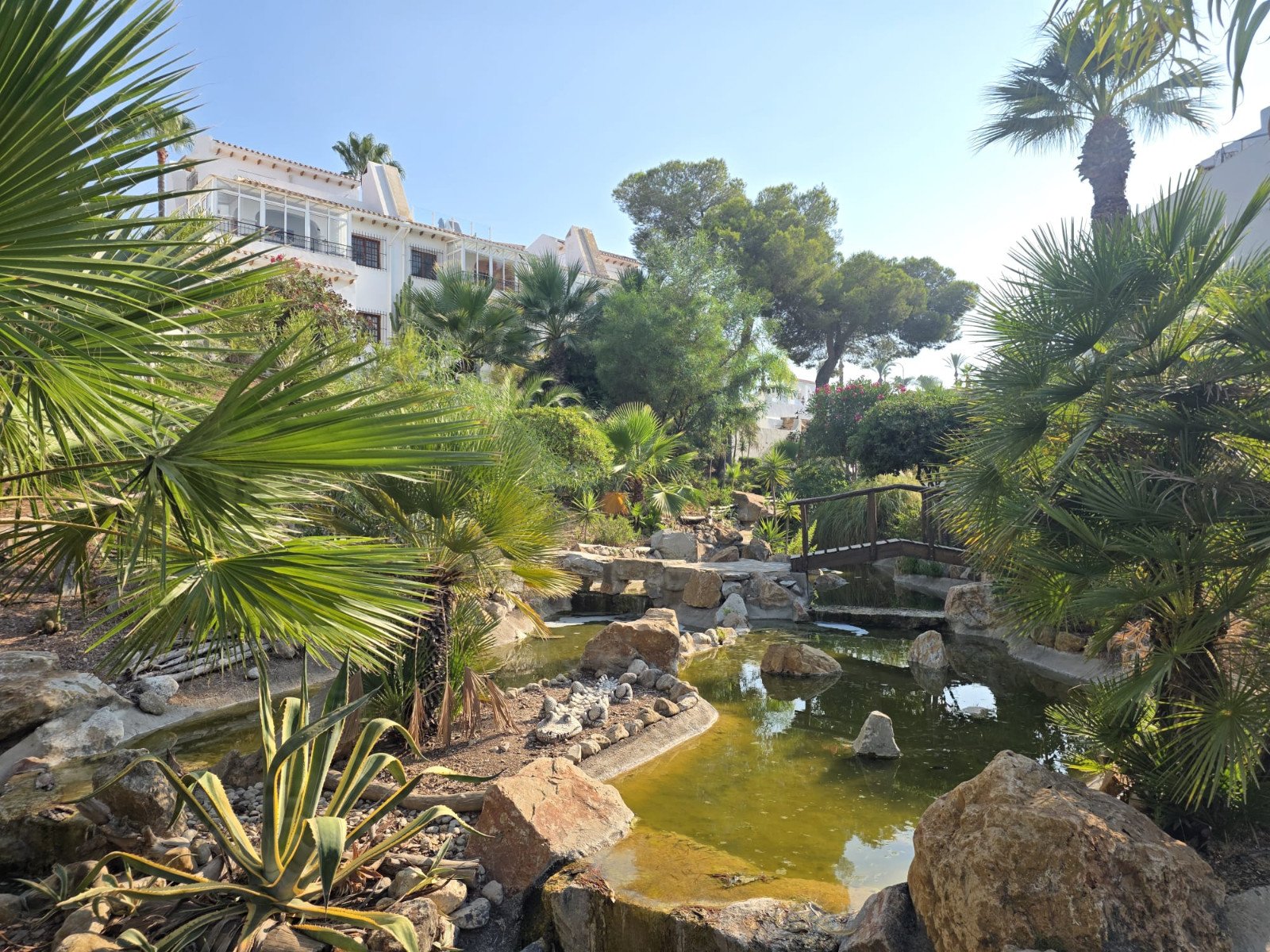   Beautifully presented 2-bedroom, 1-bathroom apartment for sale in the highly sought-after Verdemar III community, Villamartín, Orihuela Costa. Locat
