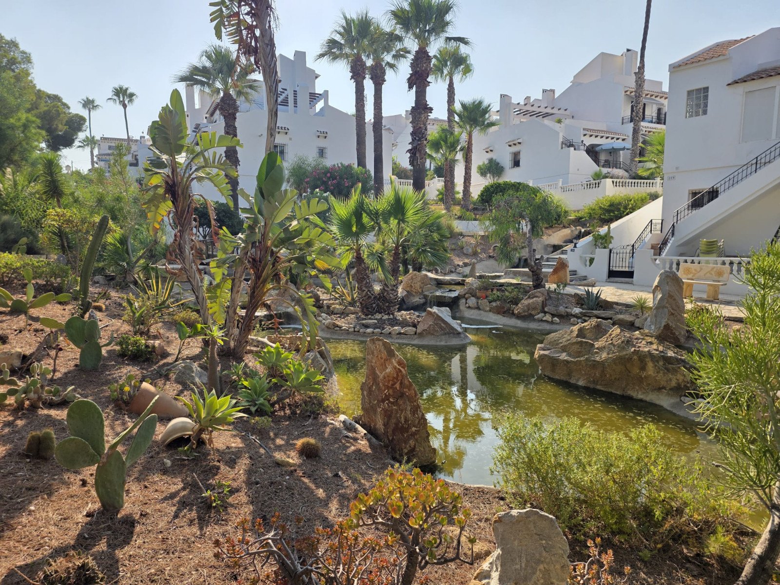   Beautifully presented 2-bedroom, 1-bathroom apartment for sale in the highly sought-after Verdemar III community, Villamartín, Orihuela Costa. Locat