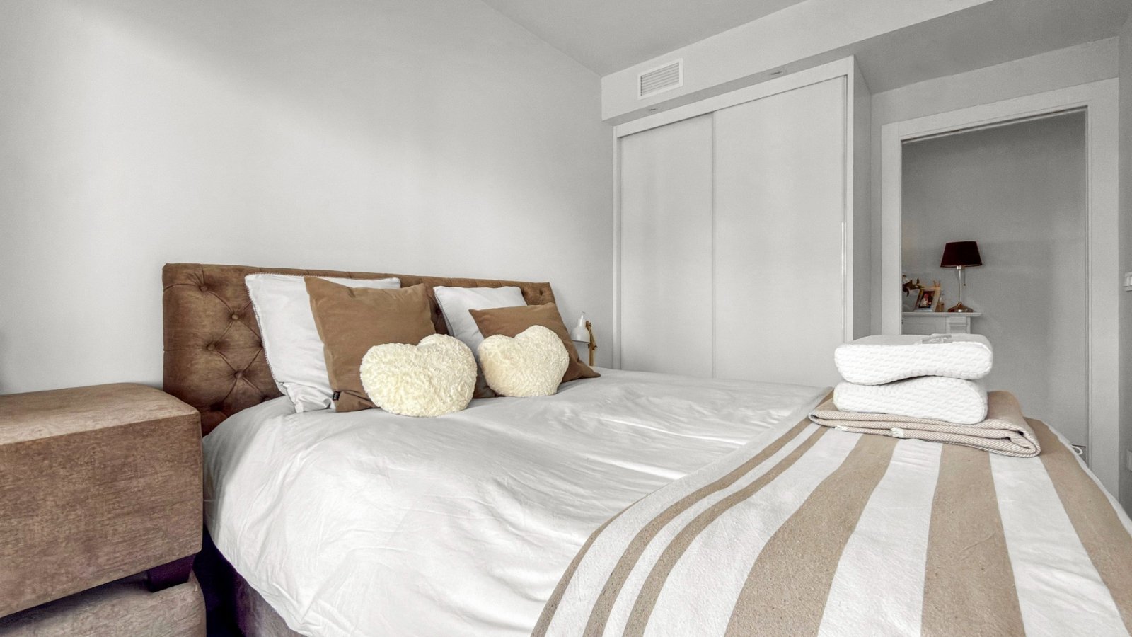  Erleben Sie exklusives Wohnen an der Küste in dieser hochwertigen 3-Schlafzimmer- und 2-Badezimmer-Wohnung in bester Lage nahe dem Meer und allen Ann