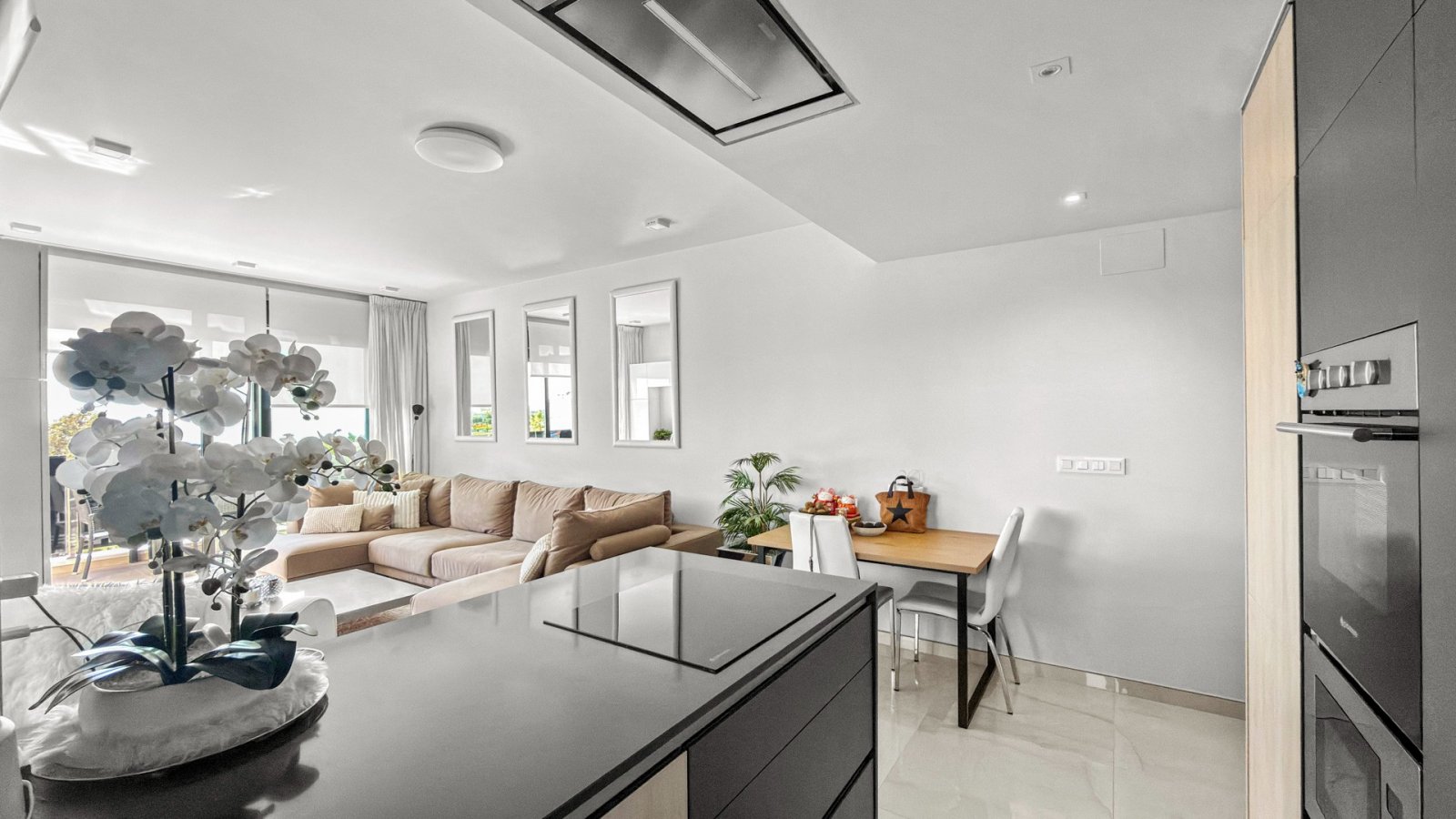  Erleben Sie exklusives Wohnen an der Küste in dieser hochwertigen 3-Schlafzimmer- und 2-Badezimmer-Wohnung in bester Lage nahe dem Meer und allen Ann