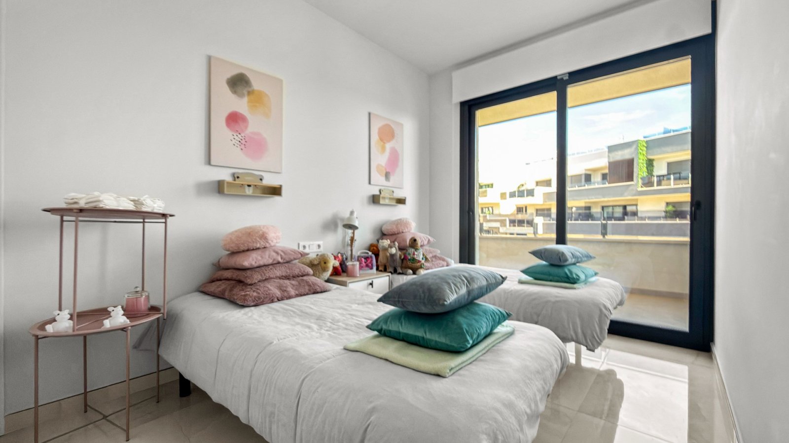  Erleben Sie exklusives Wohnen an der Küste in dieser hochwertigen 3-Schlafzimmer- und 2-Badezimmer-Wohnung in bester Lage nahe dem Meer und allen Ann