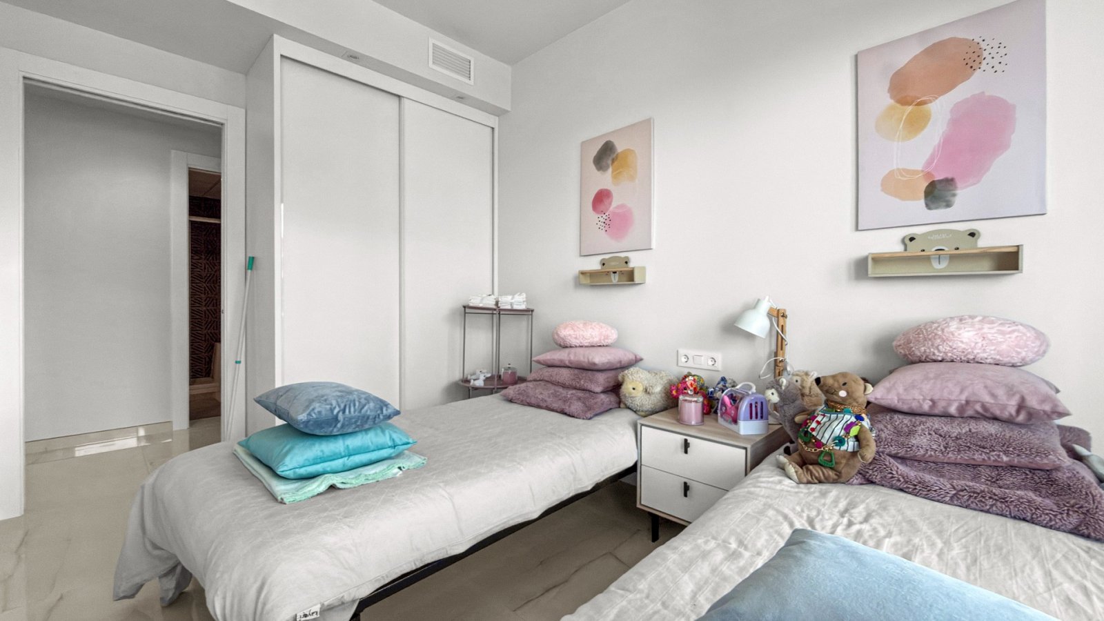  Erleben Sie exklusives Wohnen an der Küste in dieser hochwertigen 3-Schlafzimmer- und 2-Badezimmer-Wohnung in bester Lage nahe dem Meer und allen Ann